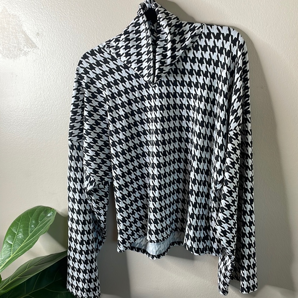 Houndstooth Print flare sleeve turtleneck top